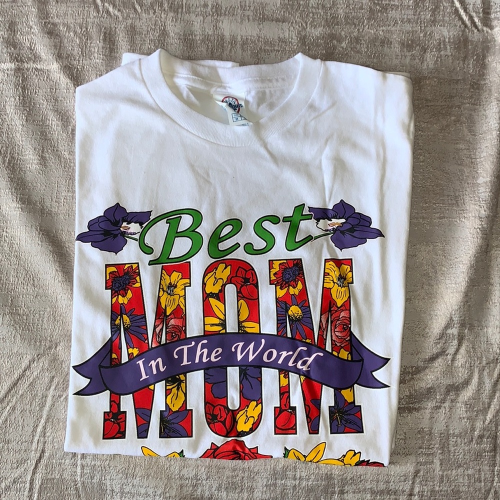 Mother’s Day graphic t-shirt. Size M